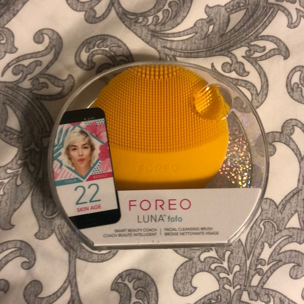 Foreo Luna facial cleansing brush